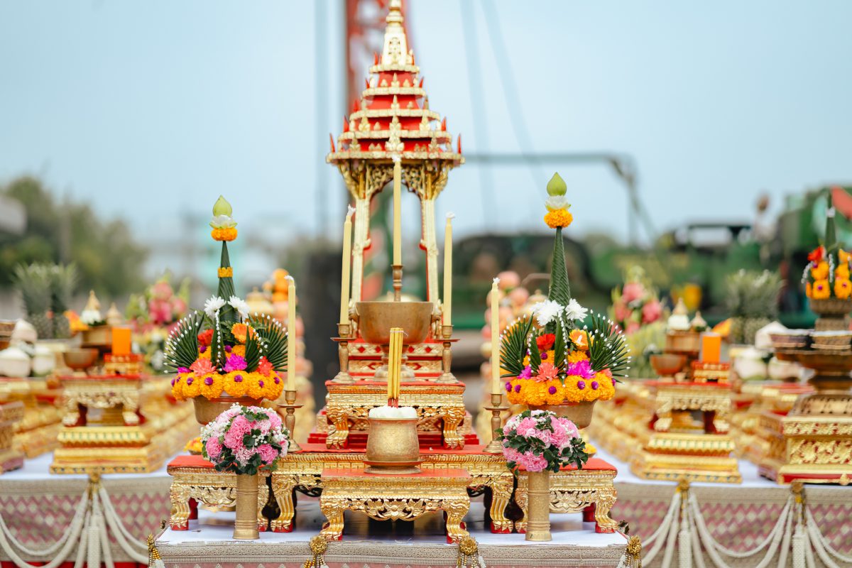 พิธีลงเสาเอกในขั้นตอนเทคอนกรีตฐานราก สำหรับโกดังและโรงงาน