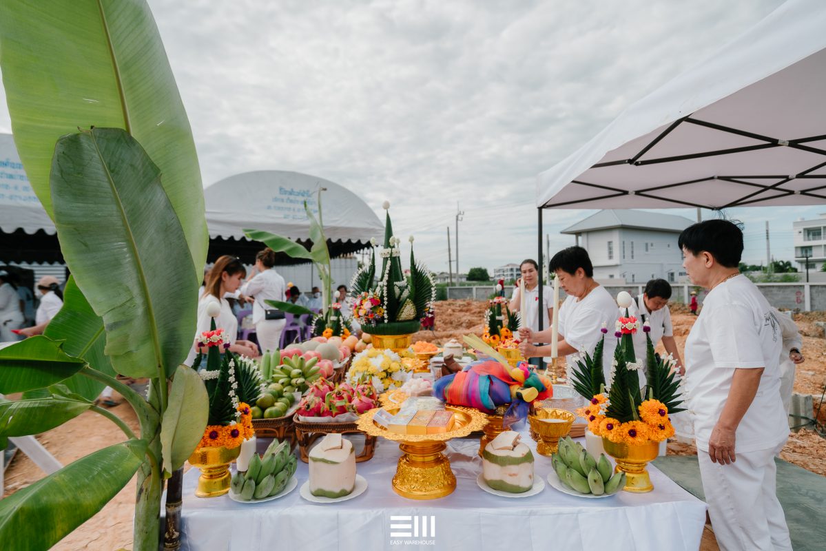 พิธีลงเสาเอกในขั้นตอนเทคอนกรีตฐานราก สำหรับโกดังและโรงงาน