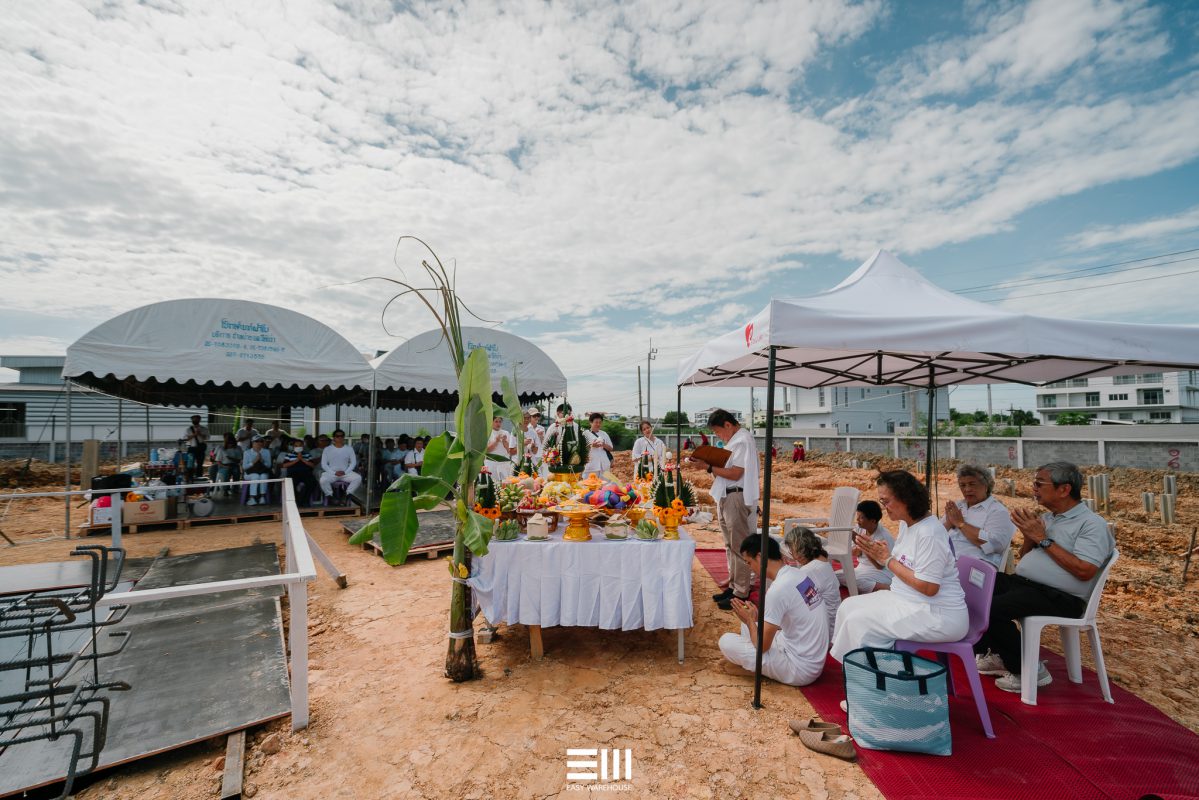พิธีลงเสาเอกในขั้นตอนเทคอนกรีตฐานราก สำหรับโกดังและโรงงาน