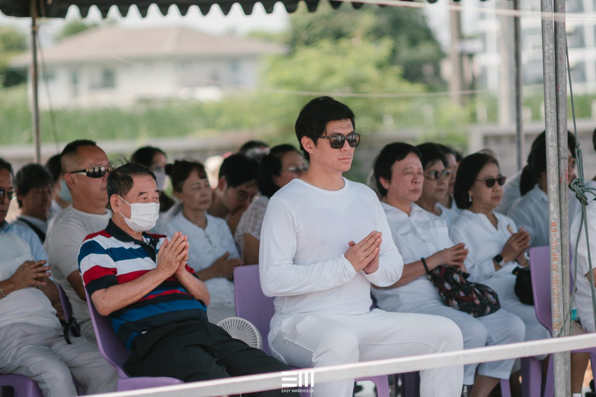พิธีลงเสาเอกในขั้นตอนเทคอนกรีตฐานราก สำหรับโกดังและโรงงาน