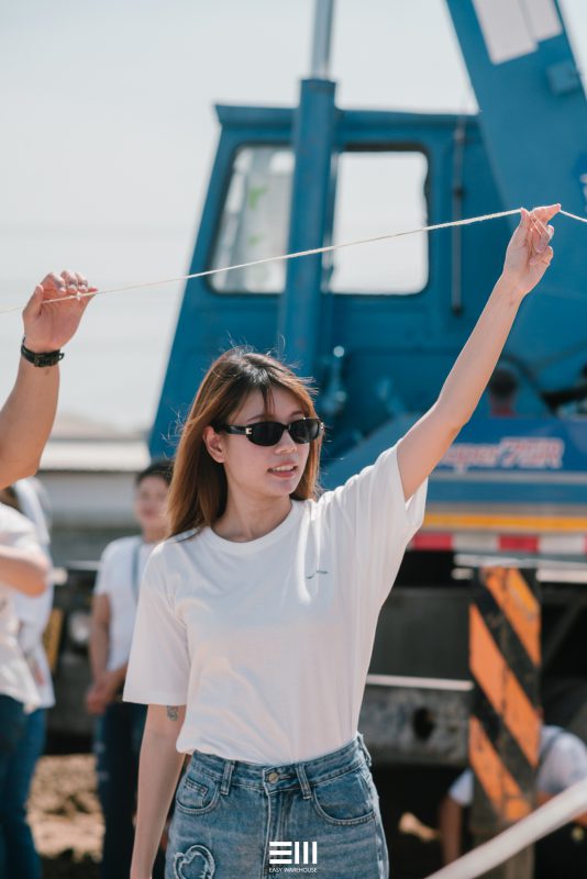 พิธีลงเสาเอกในขั้นตอนเทคอนกรีตฐานราก สำหรับโกดังและโรงงาน