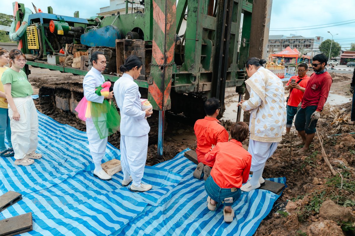 พิธีลงเสาเอกในขั้นตอนเทคอนกรีตฐานราก สำหรับโกดังและโรงงาน
